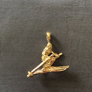 ✨Beautiful skier golden charm✨